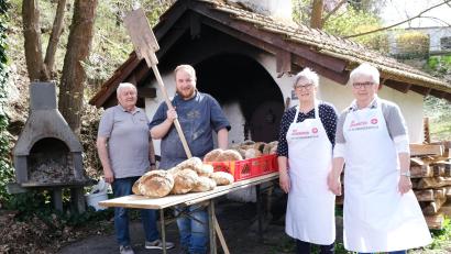 Bild: mab
Hobbybäcker Jonas Beck (Zweiter von links) bereitet den Schwarzenfelder Johannitern eine köstliche und nützliche Ostergabe zugleich. Im Hintergrund der wieder aktivierte Backofen.