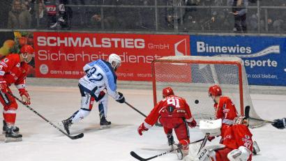 Archivbild: Gebert
1994 und 2019 standen sich die Blue Devils und die Scorpions in bisher sechs Play-off-Spielen gegenüber. Den einzigen Sieg feierten die Weidener am 15. März 2019 mit 3:2 in der Mellendorfer Eishalle, in dieser Szene erzielt der zweifache Torschütze Herbert Geisberger das zwischenzeitliche 1:1.