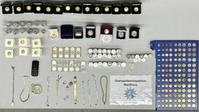 Bild: Grenzpolizei Waidhau/exb
Die Münzen und Schmuckstücke sind mehrere Zehntausend Euro wert.