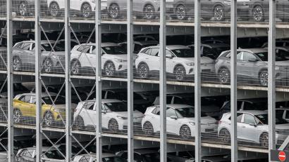 Symbolbild: Jan Woitas/dpa-Zentralbild/dpa/Symbolbil
Ein Autofahrer hat im KEC-Parkhaus in Marktredwitz ein Auto angefahren.