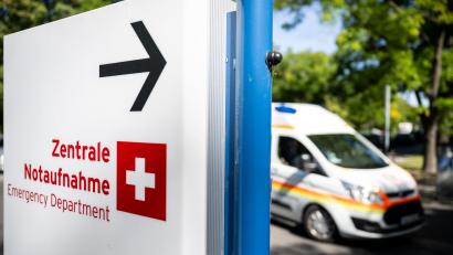 Symbolbild: Sebastian Gollnow
Ein Schild weist am Charité Campus Benjamin Franklin auf die Zentrale Notaufnahme hin.