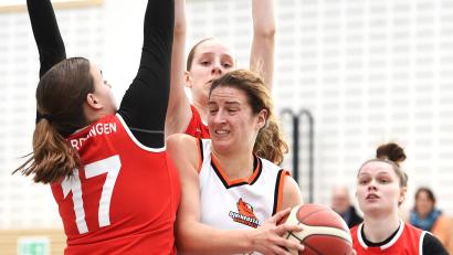 Archivbild: Büttner, Gerhard
Neustadts erfolgreichste Werferin, Moni Fohringer (am Ball), will ebenso wie das komplette DJK-Team die Saison mit einem Erfolg in Bad Aibling abrunden.