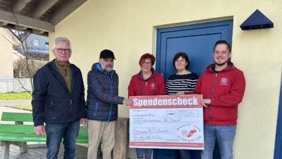 Bild: Kinderhaus Ebnath/exb
Über die Spende des FC-Bayern-Fanclubs, die Sandra Schenkl (Dritte von links) und Marcel Musch (rechts) überreichten, freuten sich (von links) Hubert Becher und Rudi Rubenbauer als Vertreter der Pfarrei sowie Kinderhausleiterin Bianca Kastner (Zweite von rechts).