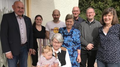 Bild: mma
Bürgermeister Georg Götz, Alexandra Beller, Thomas und Silvia Greilich, Alfred Lettner, Pfarrvikar Christian Preitschaft und Maria Koller gratulierten Maria Lettner (Mitte), die sich auch über ihre Enkelin Charlotte freute. (von links).
