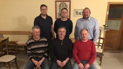 Bild: Oliver Becher/exb
Der alte und neue Vorstand der Jagdgenossenschaft Riglasreuth (hinten, von links) Michael Hösl, Alexander Heinl und Zweiter Bürgermeister Oliver Becher sowie (vorne, von links) Josef Pirner, Herbert Koller und Michael Kellner.