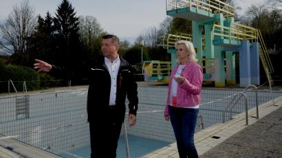 Bild: bey
Bürgermeister Rainer Rewitzer und Zweite Bürgermeisterin Andrea Lang sind überzeugt, dass die Sanierung des Pleysteiner Freibades gelingen wird.