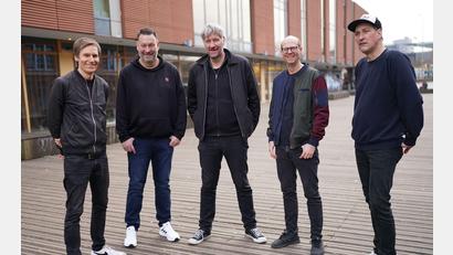 Bild: Marcus Brandt/dpa
Reimer Bustorff (r-l, Bass), Erik Langer (Gitarre), Marcus Wiebusch (Sänger und Gitarrist), Lars Wiebusch (Keyboard) und Christian Hake (Schlagzeug) sidn Kettcar.