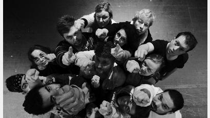 Bild: Wolfgang Schrüfer/exb
Das AMsemble des Stadttheaters Amberg spielt am 11. Mai sein neues Stück „Kah Iiih – moderne humanoide Zeiten“.