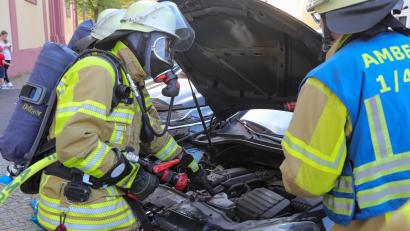 Bild: Wolfgang Steinbacher
Das Löschen war bei dem Schwelbrand nicht das Problem, sondern die Frage, wie die Feuerwehr unter die Motorhaube des qualmenden Autos kommt.