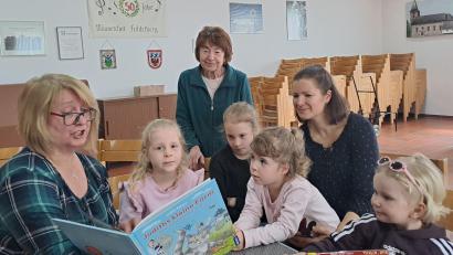 Bild: gis/exb
Monika Gleißner (links) liest Kindern jeden zweiten Freitag im Monat im Bücherstadl vor.