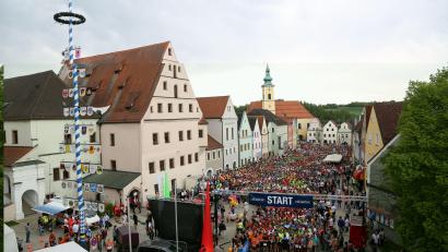 Archivbild: Gerhard Götz
Die unglaubliche Stimmung vor dem Start ist unbezahlbar. Wie schon 2012, 2015 (Bild) und 2018 werden am 8. Mai mehrere 1000 Läuferinnen und Läufer in Neustadt/WN beim 12. Nofi-Lauf mitmachen.