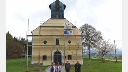Bild: Portner
Stadtpfarrer Alfons Kaufmann (von rechts) und Kirchenpfleger Günther Flierl berichten zusammen mit Annemarie Meier und Maria Hanauer von den Arbeiten an der Johannisbergkirche.