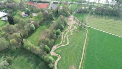 Bild: bey
"Sonnenhang Trail" – so heißt die neue Bikestrecke entlang der Baumreihe als sichtbare Trennung zum Campingplatz innerhalb der Freizeitanlage der Stadt Pleystein.
