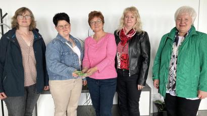 Bild: Petra Kummer/exb
Stellvertretende HPZ-Vorstandsvorsitzende Brigitte Krause (Mitte) freut sich mit den Vorstandsmitgliedern des Katholischen Frauenbundes Luhe Marianne Paulus, Petra Irlbacher, Luise Köllner und Rita Gleißner (Von links) über die Spende.