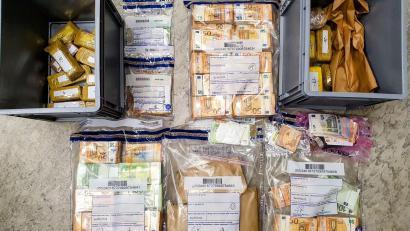 Bild: -/Polizeipräsidium Niederbayern/dpa
Rund 50 Kilogramm Gold und fast 500.000 Euro Bargeld wurden sichergestellt.