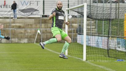 Archivbild: Hubert Ziegler
DJK-Stürmer Nico Becker bringt seine Mannschaft nach einem Blitzstart gleich in der zweiten Minute in Führung.