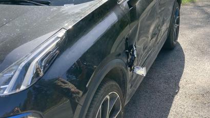 Bild: Polizei Neustadt/exb
An der Fahrerseite des geschädigten Autos ist massiver Schaden entstanden. Teile des Fahrzeugs, das den Unfall verursacht hat, stecken noch drin.