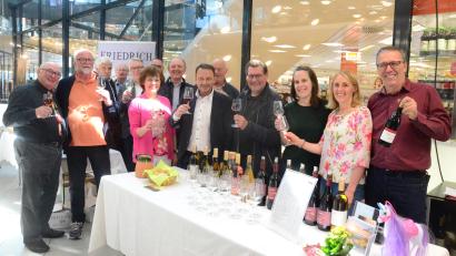 Bild: Kunz
Fröhliche Gesichter bei der Weinprobe mit den Gästen aus Österreich im City-Center.