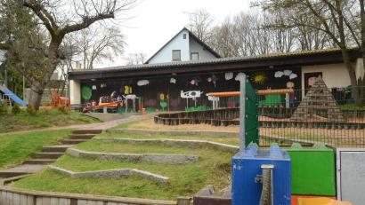 Bild: bey
Der Kindergarten Eslarn soll für 2,6 Millionen Euro generalsaniert werden. In einer Infoveranstaltung im Kindergarten klärt Architekt Christian Schönberger die Eltern über seine Pläne auf und zeigt erste Skizzen