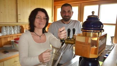 Bild: jr
Eileen und Markus Schmaus sind die neuen Pächter der Gaststätte Grenzlandturm. Beide sind optimistisch, diese Herausforderung gemeinsam mit ihrer Familie zu packen.