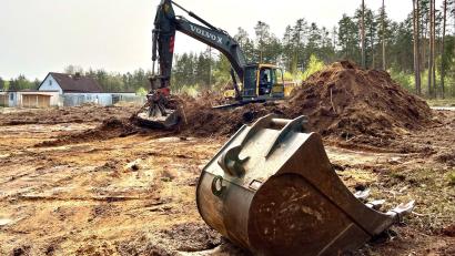 Bild: Gabi Schönberger
In Sichtweite zum Altbau wird das Baugelände an der Parksteiner Straße für das neue Tierheim vorbereitet. Bodenproben ergaben eine erhöhte Bleibelastung. Für den Standort nicht ungewöhnlich, sagt das Umweltamt.