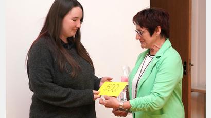 Bild: fvo
Angelina Wallmeyer (links) und Frauenbund-Vorsitzende Sieglinde Zielbauer bei der Spendenübergabe für das Projekt in Bolivien.