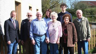 Bild: wro
Richard Kellner (Dritter von links) wurde 85 Jahre alt. Zum Jubiläum gratulierten Wiesaus Dritter Bürgermeister André Putzlocher, Chorleiter und Kirchenorganist Jakob Schröder (von links), die Chormitglieder August und Anna Kellner sowie Christa Holm (vordere Reihe von rechts). Glückwünsche kamen auch von Bastian und Susanne Kellner (hintere Reihe von rechts).