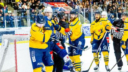 Bild: Elke Englmaier
Szenen aus dem dritten Play-off-Halbfinale in der Eishockey-Oberliga zwischen den Blue Devils Weiden und den Tilburg Trappers.