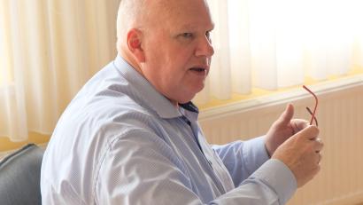 Bild: do
Diplom-Ingenieur Bernhard Kaltenecker vom Büro Zwick berichtet über komplizierte Verhältnisse bei der Planung der neuen Verbundleitung vom Hochbehälter Vorbach nach Oberbibrach.