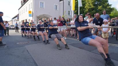 Bild: fvo
Die Seilzieherinnen vom Fordclub Spielhof legen sich beim Seilziehwettbewerb am Waldthurner Bürgerfest gegen ihre männlichen Konkurrenten mächtig ins Zeug
