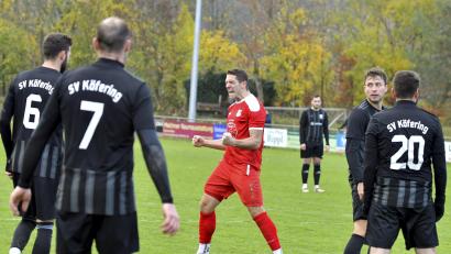 Archivbild: Hubert Ziegler
Bekanntes Bild: Königsteins Torjäger Udo Hagerer (Mitte) jubelt über einen Treffer. Wird das auch im Spitzenspiel der Kreisliga Süd gegen den SV Inter Bergsteig um Abwehrchef Julian Ceesay so sein?