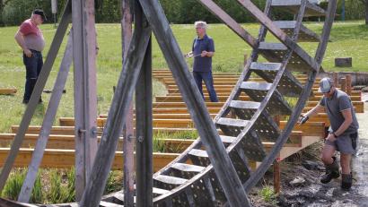 Bild: Wolfgang Steinbacher
Impressionen vom Aufbau der Bühne für das Welttheater auf dem ehemaligen Landesgartenschaugelände beim Wasserrad, der unter der Regie von Benno Schißlbauer am Freitag angelaufen ist.