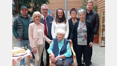 Bild: BRK-Seniorenzentrum Kemnath/exb
Den 90. Geburtstag feiert Theresia Schenkl (sitzend) unter anderem mit Patrick Buchka, Anita und Anton Heindl, Carmen Kuhbandner, Christa Philipp, Agnes Meister und Pfarrer Thomas Kraus (von links)
