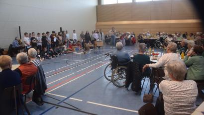 Bild: fz
Über 100 Seniorinnen und Senioren waren zum Frühlingsfest in der Mehrzweckhalle gekommen. Die Aufführungen begannen mit Darbietungen des Schulchors.