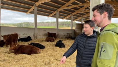 Bild: Armin Hofbauer/AELF Regensburg-Schwandorf
Markus Dirschl und Matthias Schneider möchten Mutterkuhhaltern bei der Vermarktung ihrer Erzeugnisse helfen.