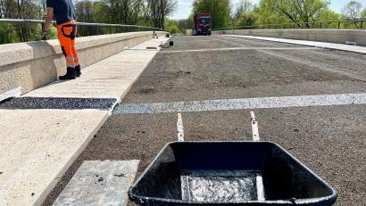 Bild: Gabi Schönberger
Noch ist die Waldnaabbrücke in Unterwildenau eine Baustelle. Aktuell wird auf dem Bauwerk an der Asphaltdecke gearbeitet. Ende April soll der Verkehr wieder über die Brücke rollen.
