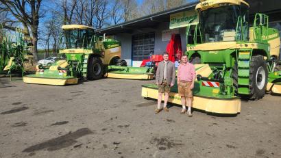 Bild: Judith Zeitler/exb
Zweiter Geschäftsführer Josef Konrad und Geschäftsführer Alexander Weigl (von links) vor zwei „Big M“-Mähern der Mähgemeinschaft Tirschenreuth.