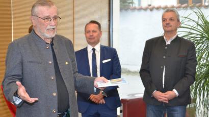 Bild: dob
Kreisheimatpfleger Peter Staniczek präsentiert den 45. Streifzug. Obwohl der Heimatkundliche Arbeitskreis eigentlich nicht mehr existiert, recherchierte ein Team von Autoren zum Jubiläum die Geschichte der Stadt, die in Altenstadt beginnt. "Ohne Altenstadt gäbe es kein Jubiläum", sagt Staniczek.