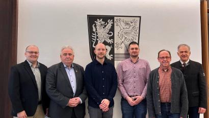 Bild: Landratsamt Tirschenreuth/exb
Verabschiedung und Begrüßung am Landratsamt: (von links) Verwaltungsleiter Wolfgang Fenzl, Kreisseniorenbeauftragter Peter Gold, Jonas Horn und Tobias Gabel, Richard Schiedeck vom Personalrat sowie Landrat Roland Grillmeier.