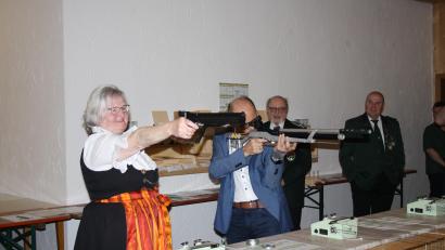 Bild: Uwe Friedrich/exb
Elfriede Kamm vom Schützenbezirk Oberpfalz und Stellvertretender Landrat Dr. Alfred Scheidler beim Eröffnungsschuss des Gaukönigschießens.