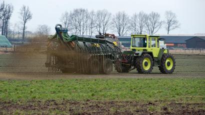 Symbolbild: Philipp Schulze
Ein Güllefass hat sich am Donnerstagabend von einem Traktor bei Velburg gelöst.