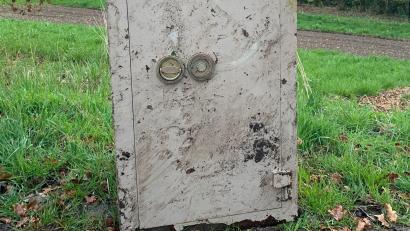 Bild: Polizeipräsidium Niederbayern
Dieser Tresor wurde in einem Waldstück in Niederbayern gefunden.