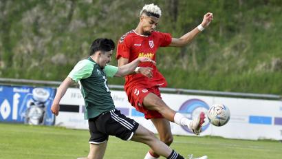Bild: Hubert Ziegler
Gute Haltungsnoten verdienen sich in dieser Szene Deniz Koc (links) von der DJK Ammerthal und Amiro Amadou (rechts) vom SSV Jahn Regensburg II.