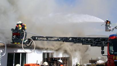 Bild: Jürgen Masching
Weil die Feuerwehren in Auerbach den Brand unter der PV-Anlage einer Halle, die wohl Ursache für die heftige Flammenentwicklung gewesen ist, selbst mit drei Drehleitern von oben nicht leicht bekämpfen konnten, brannte letztlich das gesamte Gebäude nieder.