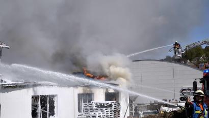 Bild: Jürgen Masching
Seit Samstagvormittag brennt ein Nebengebäude einer Firma in Auerbach. Wegen der starken Rauchentwicklung bittet die Feuerwehr darum, Fenster und Türen geschlossen zu halten.
