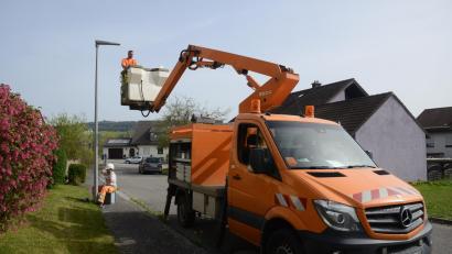 Bild: bey
In Pleystein werden derzeit in die Straßenlaternen stromsparende LED-leuchten eingebaut.