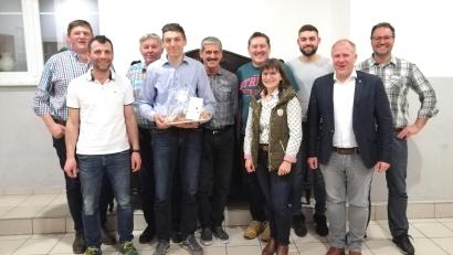 Bild: Manuela Schadl/exb
Von links: Richard Reng, Markus Plößl (neue Kassenprüfer), Alfons Bierler (scheidender Kassenprüfer), Johann Knorr (ehem. 2. Vorsteher), Alois Götz (Beisitzer), Willibald Wiedenbauer (Kassier), Manuela Schadl (Schriftführerin), Simon Knorr (neuer 2. Jagdvorsteher), Marcus Eichenmüller (Bürgermeister), Johannes Gebert (Jagdvorsteher), nicht am Bild Erwin Plößl (scheidender Kassenprüfer), Emmeram Lorenz (Beisitzer).