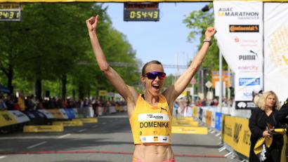Bild: Theo Kiefner
Domenika Mayer jubelt in Hannover über den deutschen Meistertitel im Marathon.