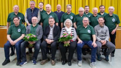 Bild: Holger Wolfrum/exb
Neuwahlen und Ehrungen prägten die Jahreshauptversammlung des Oberpfälzer Waldvereins: (vorne von links) Alois Sladky, Josef Hecht, Norbert Falk mit Ehefrau Renate, Bernd Schwamberger, Andreas Schmid, (hinten von links) Michael Heldwein, Josef Hubmann, Thomas Sladky, Klaus Keim, Mathias Seitz, Willibald Sladky, Hubert Schwamberger, Andy Schwamberger, Bernhard Schwamberger, Thomas Schabner und Willi Schwägerl.