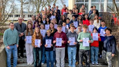 Bild: Otto-Hahn-Gymnasium/exb
Schulleiter Oberstudiendirektor Stefan Niedermeier (Zweiter von links) sowie die Chemielehrkräfte Heike Schöpe und Johannes Wällisch freuten sich mit den Schülern über die Leistungen.